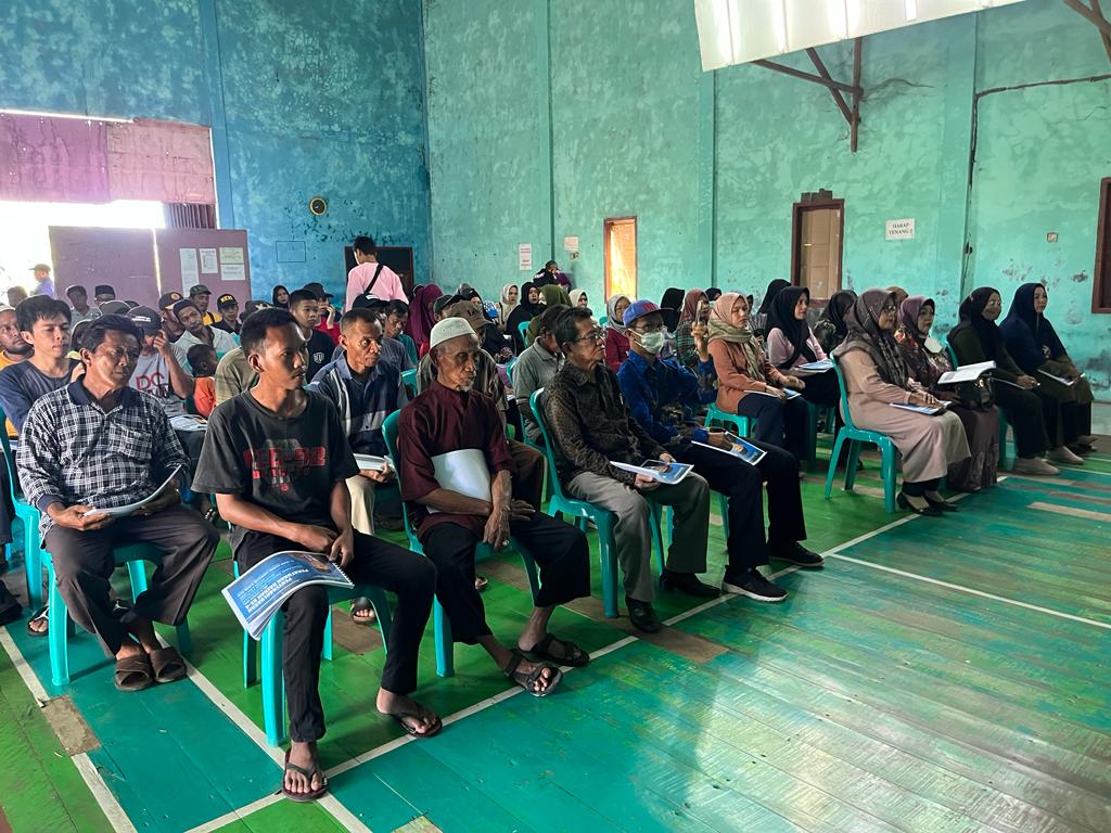 Warga Desa Tanah Periuk ramai-ramai menghadiri Sosperda yang digelar Andi Faisal Assegaf.